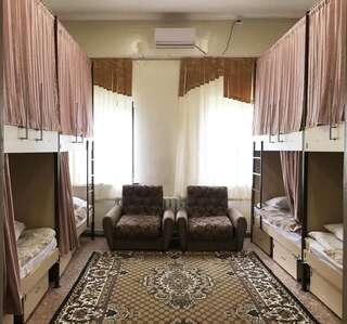Хостелы iHostel Almaty Алматы Кровать в общем 8-местном номере для мужчин и женщин-1